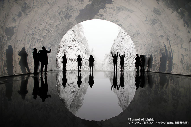 「Tunnel of Light」マ・ヤンソン/ MADアーキテクツ(大地の芸術祭作品)